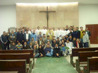 Los 35 juniores paulinos latinoamericanos, con algunos paulinos de Brasil y el P. Sassi (Ciudad Paulina, 24-07-2009).