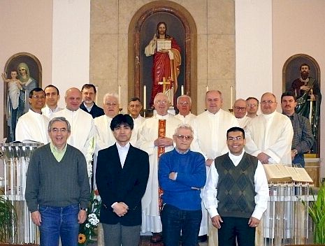 I Superiori Maggiori d’Europa con i Fratelli della comunità di Casa Generalizia nella Cappella che ha visto il Primo Maestro pregare per tanti anni (Roma, 13 maggio 2009)